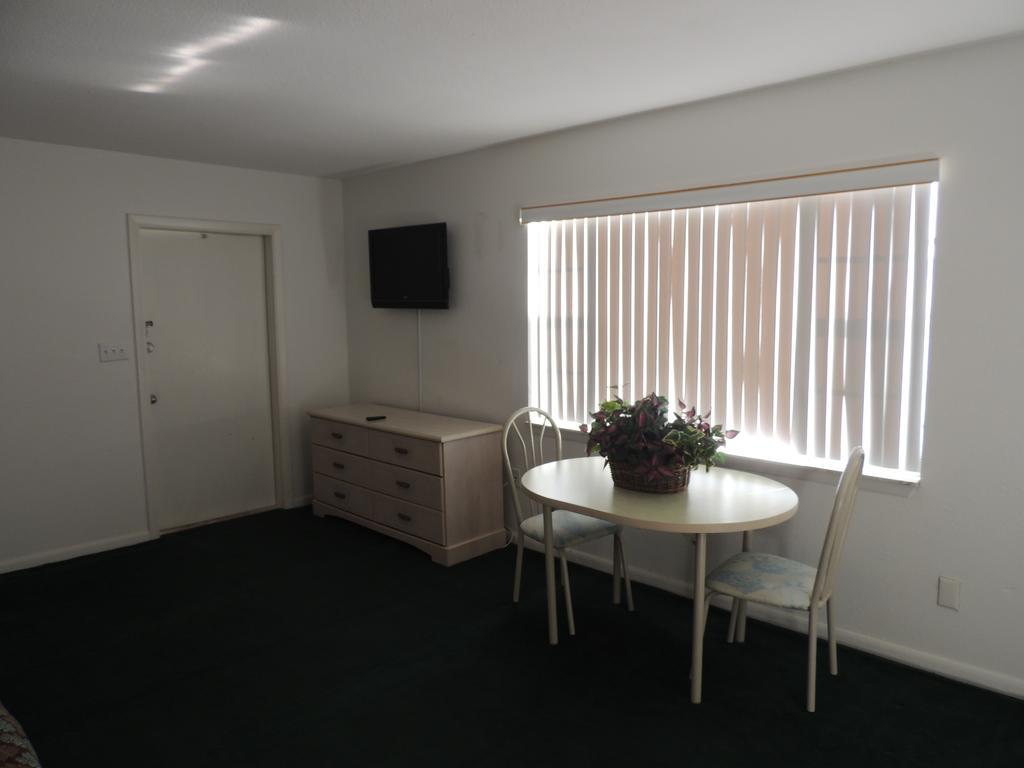 Rodeway Inn & Suites Winter Haven Chain Of Lakes Zimmer foto