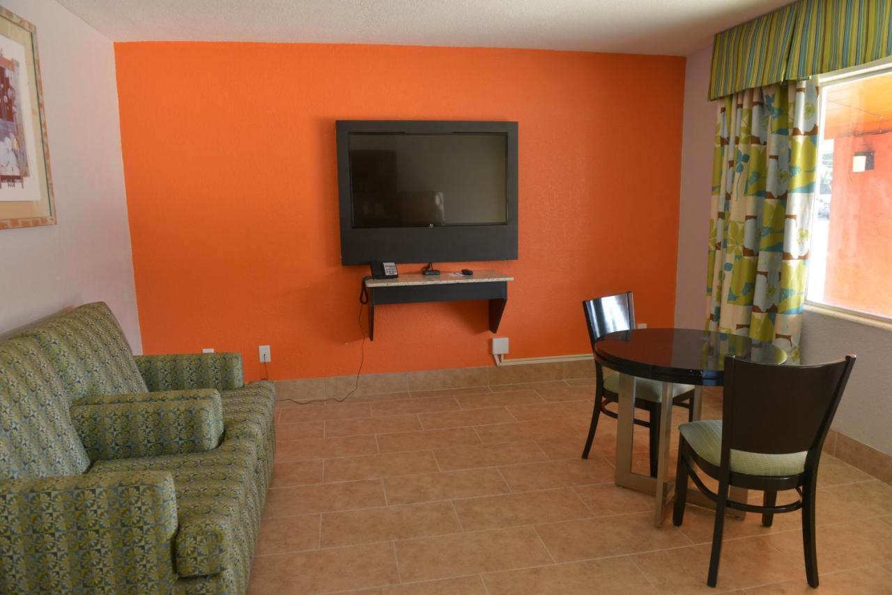 Rodeway Inn & Suites Winter Haven Chain Of Lakes Exterior foto